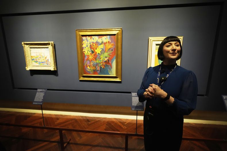 Nicole R. Myers, curadora de pintura y escultura del Museo de Arte de Dallas, habla durante recorrido de prensa de la exhibición “La revolución impresionista en el Palacio de Bellas Artes de la Ciudad de México, el lunes 24 de marzo de 2025. (Foto AP/Fernando Llano)