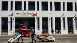 Pescadores con balsas improvisadas pasan frente al hotel Paseo del Prado, de la cadena canadiense Blue Diamond, en La Habana, el martes 2 de junio de 2026. (Foto AP/Ramón Espinosa)