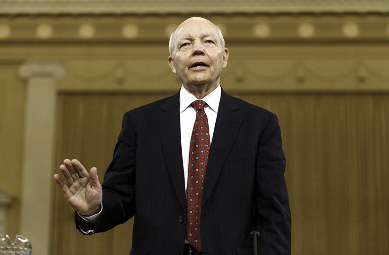 John Koskinen, comisionado del Servicio de Rentas Internas, presta juramento en el Capitolio, el viernes 20 de junio de 2014, en Washington. (Foto AP/J. Scott Applewhite)