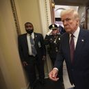 El presidente estadounidense Donald Trump abandona el recinto de la Cámara de Representantes tras pronunciar un discurso ante una sesión conjunta del Congreso, en el Capitolio, Washington, el martes 4 de marzo de 2025. (Win McNamee/Pool Photo via AP)