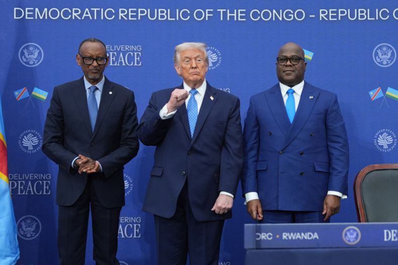 El presidente estadounidense Donald Trump (cent) con el presidente ruandés Paul Kagame y el presidente congoleño Felix-Antoine Tshisekedi en Washington, el 4 de diciembre del 2025. (AP foto/Evan Vucci)