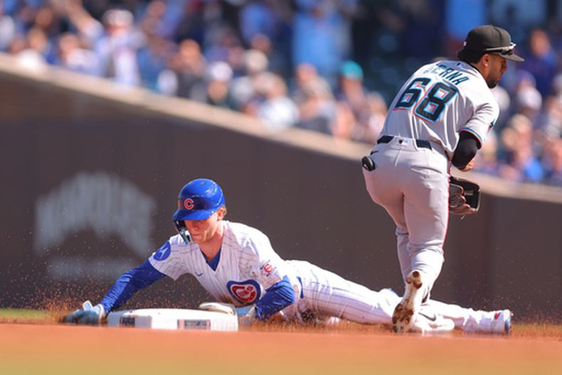 Pete Crow-Armstrong de los Cachorros de Chicago se roba su 40ma base de la temporada en el juego contra los Marlins de Miami, el jueves 24 de septiembre de 2026, en Chicago. (AP Foto/Melissa Tamez)