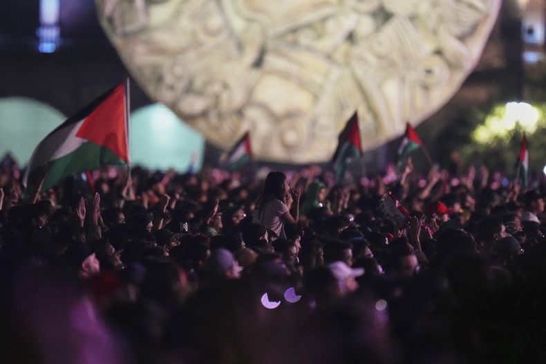 El público en el concierto gratuito del rapero, escritor y cineasta puertorriqueño René Pérez Joglar, conocido profesionalmente como Residente, en el Zócalo de la Ciudad de México, el sábado 6 de septiembre de 2025. (Foto AP/Eduardo Verdugo)