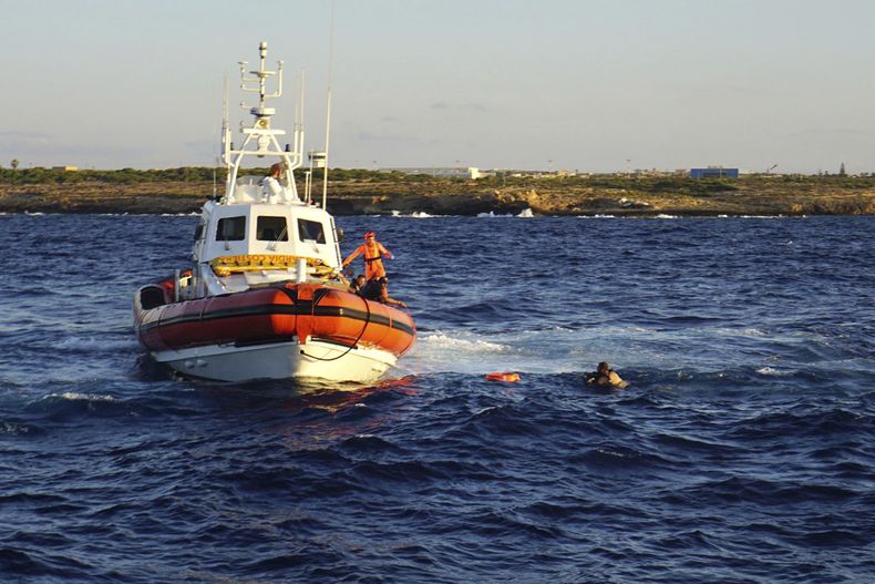 Un hombre que saltó de un barco de Open Arms es interceptado por personal de la guardia costera italiana cuando trataba de nadar hacia Lampedusa, Italia, el 20 de agosto del 2019 (AP foto/Francisco Gentico)