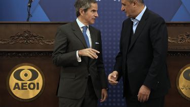 El director general del Organismo Internacional de la Energia Atómica, Rafael Mariano Grossi, a la izquierda, habla con el director de la Organización iraní de Energia Atómica, Mohammad Eslami tras su conferencia de prensa en Teherán, Irán, el jueves 14 de noviembre de 2024. (AP Foto/Vahid Salemi)