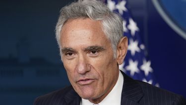 Nuevo asesor de Trump no tiene experiencia en salud pública