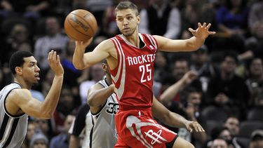 americateve | Chandler Parsons, de los Rockets de Houston, env&iacute;a un pase junto a Danny Green, de los spurs de San Antonio, en el partido del s&aacute;bado 30 de noviembre dce 2013 (AP Foto/Darren Abate)