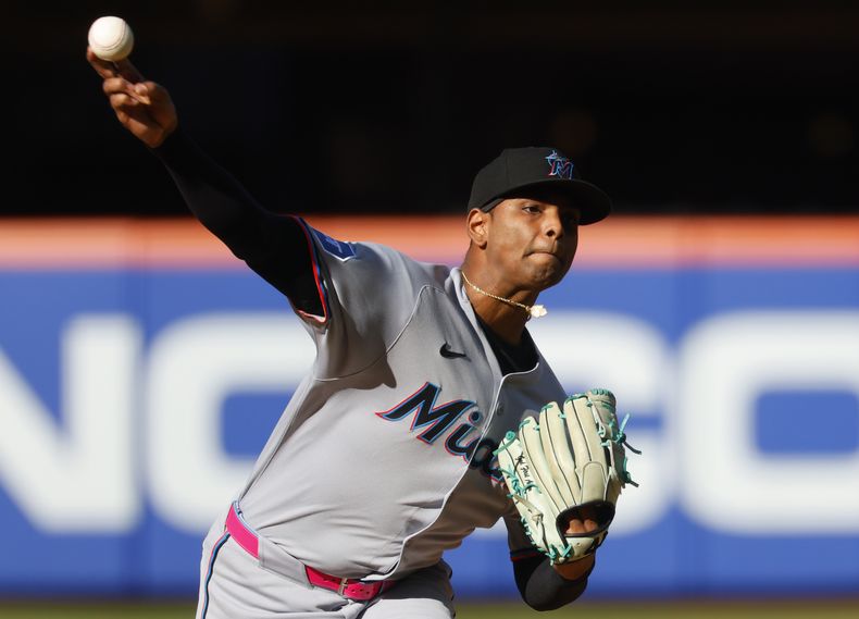 El dominicano de los Marlins de Miami Edward Cabrera lanza en la segnda entrada ante los Mets de Nueva York el sábado 30 de agosto del 2025. (AP Foto/Noah K. Murray)