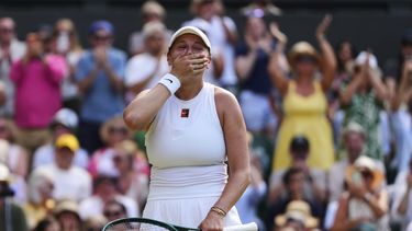 Amanda Anisimova de EE.UU. celebra su victoria en el partido de semifinales individuales femeninos contra Aryna Sabalenka de Bielorrusia en el Campeonato de Tenis de Wimbledon en Londres, el jueves 10 de julio de 2025. (AP Photo/Kirsty Wigglesworth)