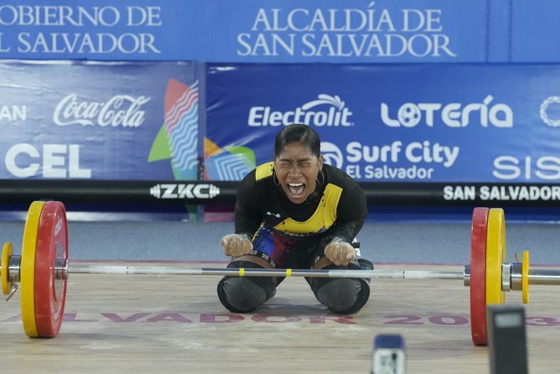 Julieth Rodríguez, de Colombia, festeja durante la competición de los 64 kilogramos del levantamiento de pesas, en los Juegos Centroamericanos y del Caribe en San Salvador, el domingo 25 de junio de 2023 (AP Foto/Arnulfo Franco)