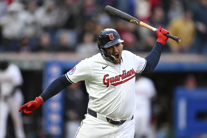 Josh Naylor, de los Guardianes de Cleveland, azota el bate para celebrar su jonrón de dos carreras ante los Atléticos de Oakland, el sábado 20 de abril de 2024 (AP Foto/Nick Cammett)