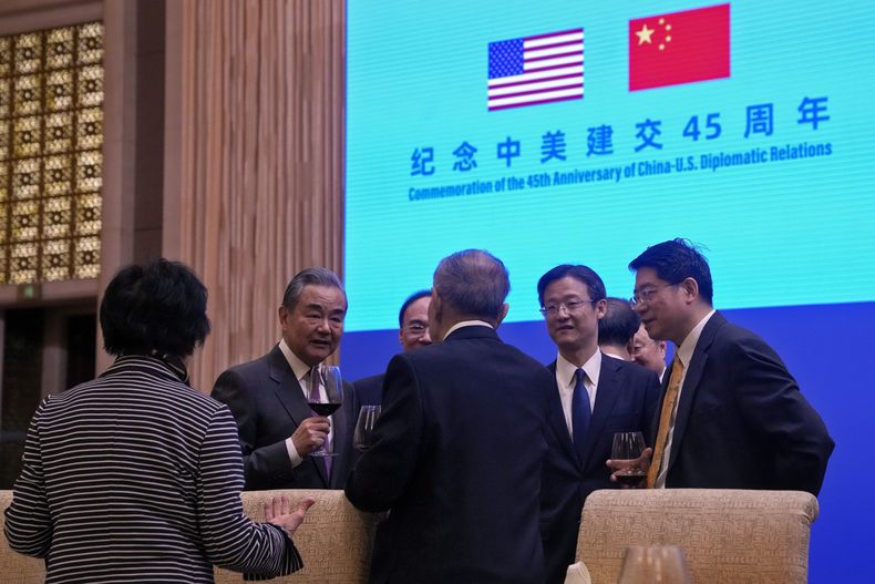 El ministro de Asuntos Exteriores de China, Wang Yi (segundo desde la izquierda), brinda con invitados tras un evento en Beijing, el viernes 5 de enero de 2024. (AP Foto/Andy Wong, Pool)