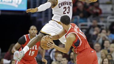 americateve | LeBron James (23) de los Cavaliers de Cleveland defiende ante Dennis Schroder de los Hawks de Atlanta en el partido del s&aacute;bado 15 de noviembre de 2014. (Foto AP/Mark Duncan)