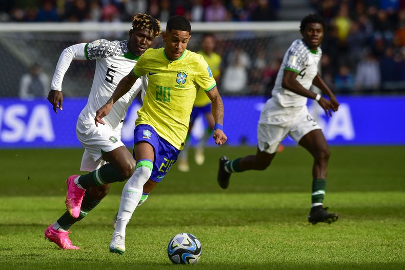 Brazils Savio regatea con el balón frente a Abel Ogwuche de Nigeria en el encuentro del Grupo D del Mundial Sub-20 en La Plata, Argentina el sábado 27 de mayo del 2023. (AP Foto/Gustavo Garello)