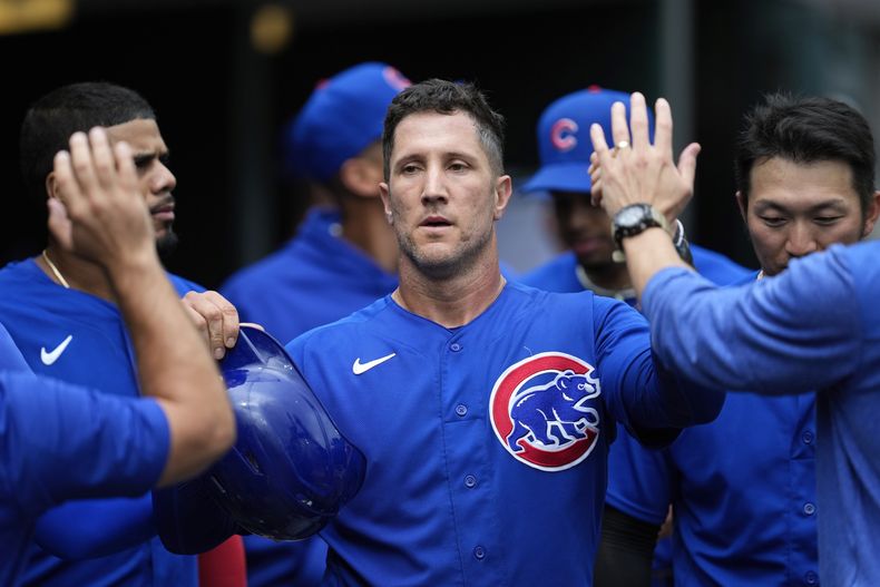 Yan Gomes de los Cachorros de Chicago celebra tras anotar una carrera ante los Tigres de Detroit, el miércoles 23 de agosto de 2023, en Detroit. (AP Foto/Paul Sancya)