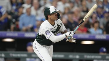 Ezequiel Tovar, de los Rockies de Colorado, observa su doble productor de tres cerreras en contra del relevista de los Dodgers de Los Ángeles, Nick Robertson durante la sexta entrada del juego de béisbol, el miércoles 28 de junio de 2023, en Denver. (AP Foto/David Zalubowski)