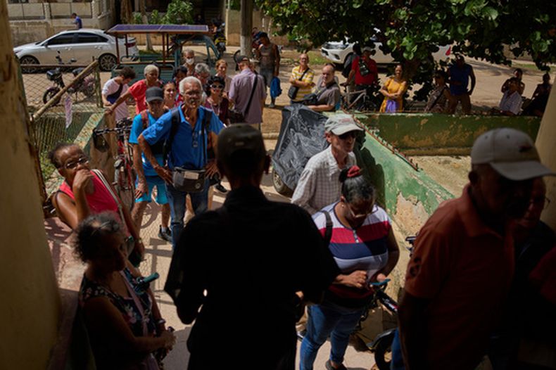 La gente hace cola para recibir medicamentos gratuitos distribuidos por el proyecto comunitario La medicina no está en venta en La Habana, Cuba, el jueves 8 de octubre de 2026. (Foto AP/Ramón Espinosa)