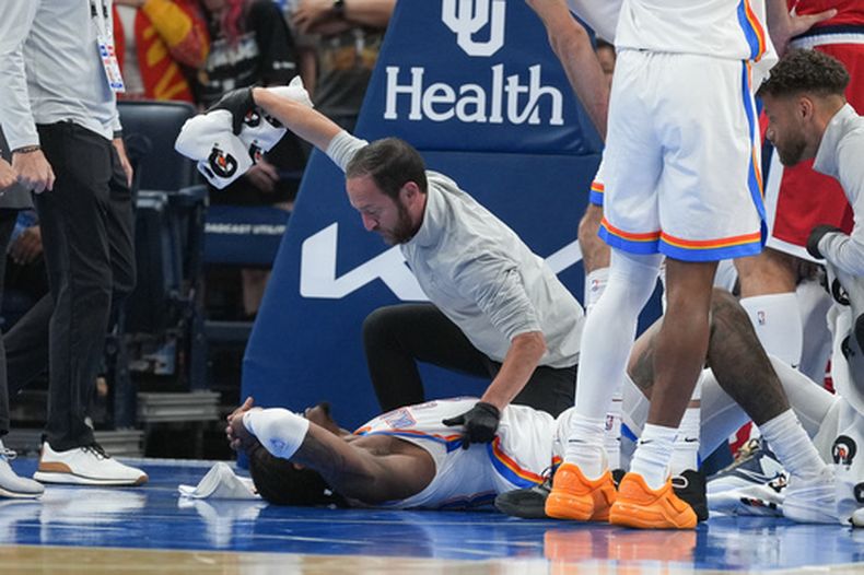 Jalen Williams, del Thunder de Oklahoma City, es atendido por personal médico después de sufrir una lesión grave durante la segunda mitad del juego de baloncesto de la NBA contra los Clippers de Los Ángeles, el domingo 25 de octubre de 2026, en Oklahoma City. (AP Foto/Kyle Phillips)