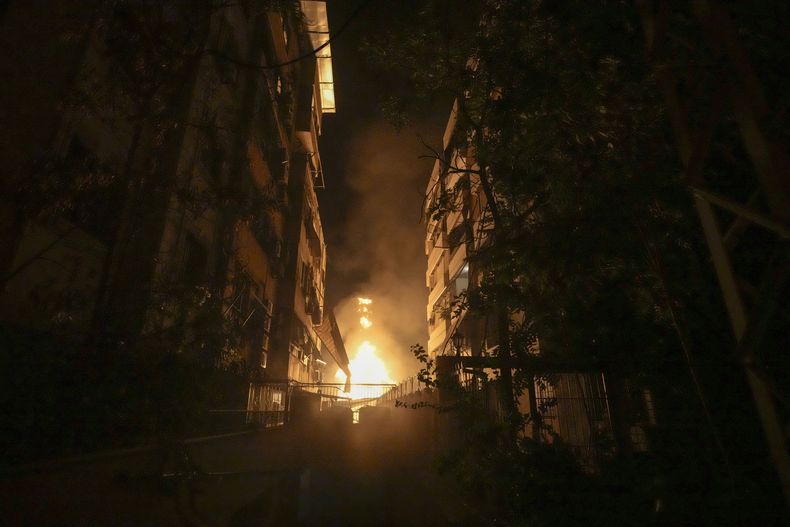 Un fuego arde en el sitio de un bombardeo aéreo israelí en los suburbios del sur de Líbano, el 27 de septiembre de 2024. (AP Foto/Bilal Hussein)
