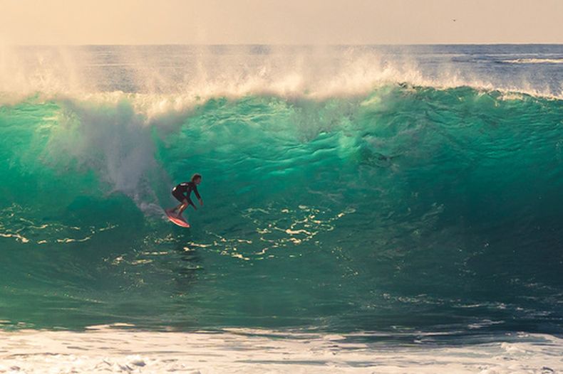 En esta imagen difundida por Steve Hague se ve a un surfista el sábado 5 de septiembre de 2026, en Newport Beach, California. (Steve Hague via AP)