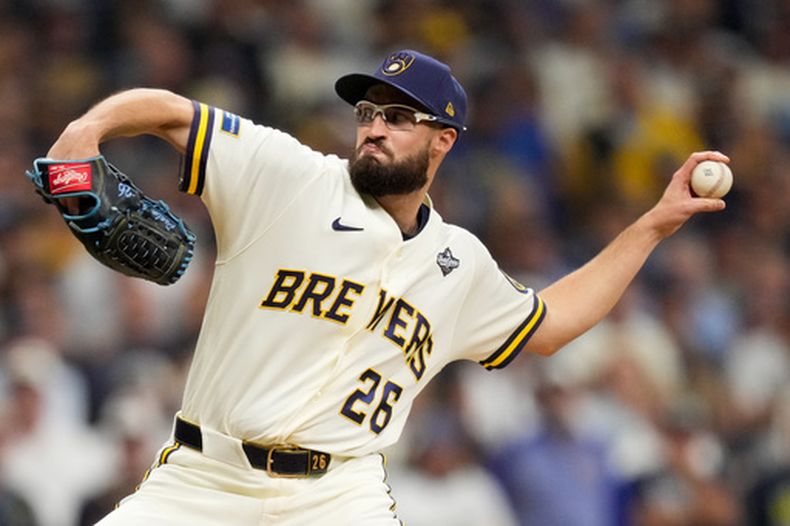 El lanzador de los Cerveceros de Milwaukee, Aaron Ashby, realiza un lanzamiento durante la octava entrada del segundo juego de la Serie Mundial de béisbol, el sábado 24 de octubre de 2026, en Milwaukee, entre los Cerveceros de Milwaukee y los Rays de Tampa Bay. (Foto AP/Ashley Landis)