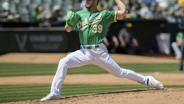 Kyle Muller, abridor de los Atléticos de Oakland, hace un lanzamiento en el juego del sábado 29 de abril de 2023, ante los Rojos de Cincinnati (AP Foto/John Hefti)