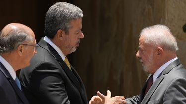 Archivo - El presidente electo de Brasil, Luiz Inácio Lula da Silva (derecha) saluda al presidente de la Cámara de Diputados, Arthur Lira, acompañado de su vicepresidente electo, Geraldo Alckmin, antes de la toma de posesión de Lula en Brasilia, el 9 de noviembre de 2022 (AP Foto/Eraldo Peres, Archivo)