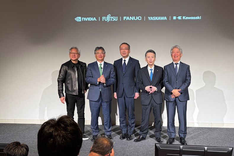 De izquierda a derecha, el director general de Nvidia, Jensen Huang; el director general de Fujitsu, Takahito Tokita; el director general de Fanuc Kenji Yamaguchi; el director general de Yaskawa Masahiro Ogawa, y el director general de Kawasaki Heavy, Yasuhiko Hashimoto, posan para los medios en la presentación de una nueva iniciativa en Tokio, el jueves 16 de julio de 2026. (AP Foto/Yuri Kageyama)