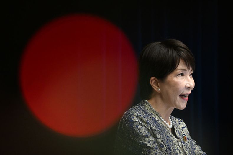 La primera ministra de Japón, Sanae Takaichi, en una conferencia de prensa tras la reorganización de su gabinete en la oficina de la primera ministra, con el objetivo de consolidar la coalición gobernante e impulsar un recorte fiscal para los alimentos, a pesar de las preocupaciones sobre cómo se financiará, en Tokio, Japón, el jueves 17 de septiembre de 2026. (Rie Kikuchi/Pool vía AP)