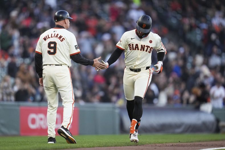 Luis Matos, derecha, de los Gigantes de San Francisco, celebra con el coach de tercera base, Matt Williams, después de un cuadrangular solitario en contra de los Cachorros de Chicago durante la quinta entrada del juego de béisbol del miércoles 26 de junio de 2024, en San Francisco. (AP Foto/Godofredo A. Vásquez)