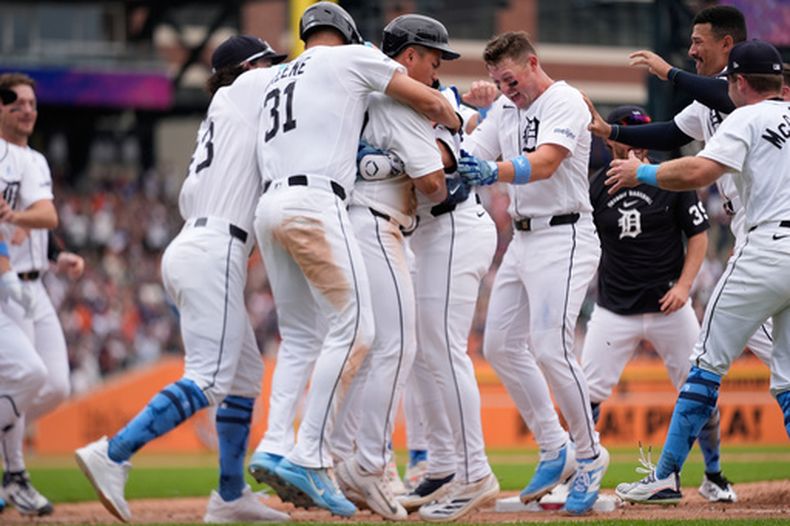 Matt Vierling de los Tigres de Detroit celebra con sus compañeros su sencillo de la victoria en la décima ante los Medias Blancas de Chicago el domingo 21 de junio del 2026. (AP Foto/Paul Sancya).