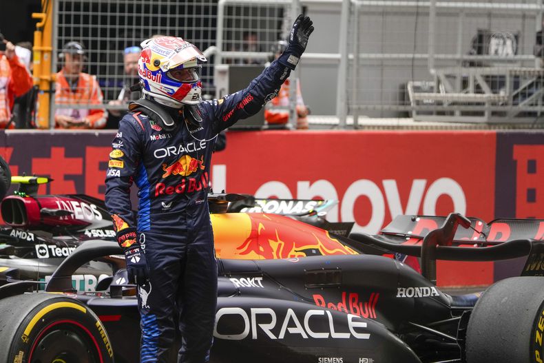 El piloto holandés de Red Bull Max Verstappen saluda luego de ganar la carrera sprint del Gran Premio de China de la Formula 1 en el Circuito Internacional de Shanghái, China, el sábado 20 de abril de 2024. (AP Foto/Andy Wong)