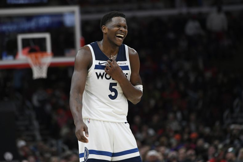 Anthony Edwards, de los Timberwolves de Minnesota, celebra en el encuentro del jueves 7 de noviembre de 2024, ante los Bulls de Chicago (AP Foto/Paul Beaty)