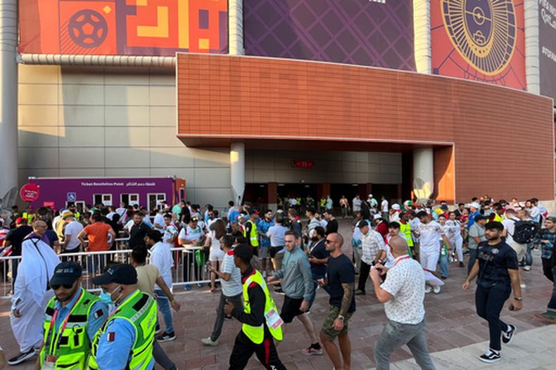 ARCHIVO - Aficionados ingresan al estadio Jalifa previo al partido entre Inglaterra e Irán en la Copa Mundial, el 21 de noviembre de 2022, en Doha, Qatar. (AP Foto/Steve Wade)