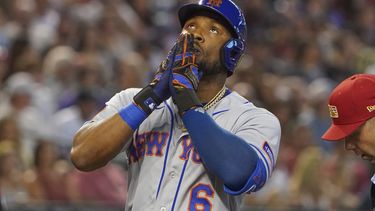 Starling Marte de los Mets de Nueva York observa al cielo tras batear un jonrón de tres carreras en la cuarta entrada frente a los Diamondbacks de Arizona el martes 4 de julio del 2023. (AP Foto/Darryl Webb)