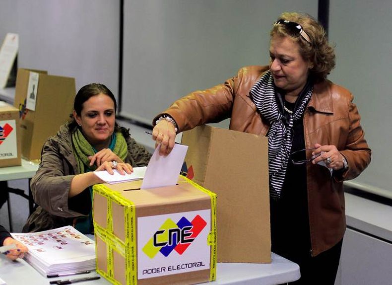 La creación del organismo que emite las cédulas de identidad y los pasaportes venezolanos fue responsabilidad de José Lavandero García, vicerrector de la Universidad de Ciencias Informáticas de Cuba, quien fue subordinado de Ramiro Valdés, jefe de los ser