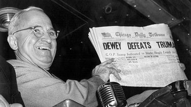 ARCHIVO - En esta foto de archivo del 4 de noviembre de 1948, el presidente Harry S. Truman en la estación Union de St. Louis sostiene una edición del día de las elecciones del Chicago Daily Tribune, que –basándose en los primeros resultados– anunciaba erróneamente Dewey derrota a Truman. (AP Foto/Byron Rollins, Archivo)