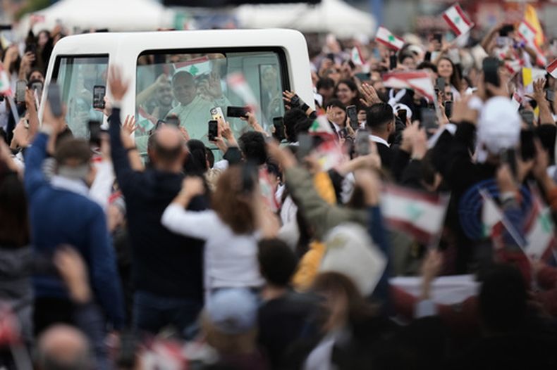 El papa León XIV saluda a la multitud antes de oficiar misa en Beirut, Líbano, el 2 de diciembre del 2025. (AP foto/Bilal Hussein)