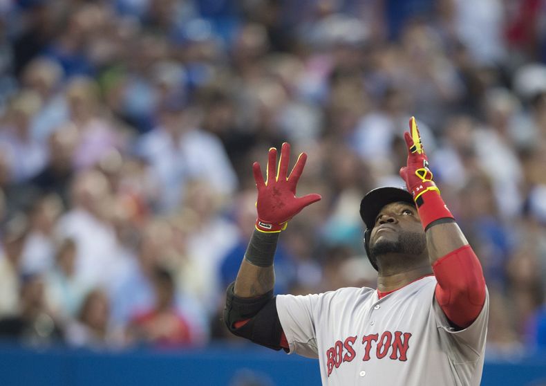 David Ortiz de los Medias Rojas de Boston tras batear un jonr&oacute;n en el cuarto inning ante los Azulejos de Toronto el lunes 21de julio de 2014. (AP Foto/The Canadian Press, Darren Calabrese)