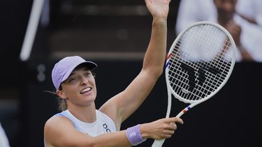 Iga Swiatek de Polonia celebra después de vencer a Jasmine Paolini de Italia en su partido de semifinales del torneo de tenis WTA en Bad Homburg, Alemania, el viernes 27 de junio de 2025. (AP Photo/Michael Probst)