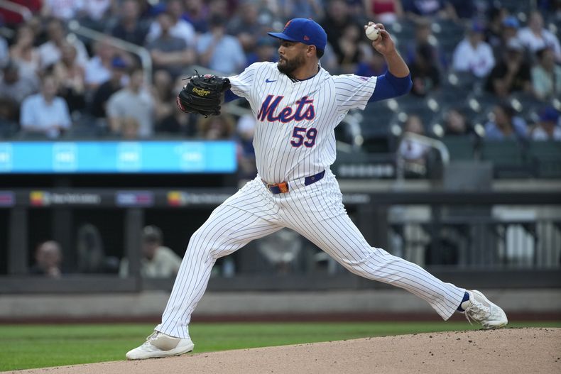 Sean Manaea de los Mets de Nueva York, lanza durante la primera entrada del juego de béisbol ante los Mellizos de Minnesota, el martes 30 de julio de 2024, en Nueva York. (AP Foto/Pamela Smith)
