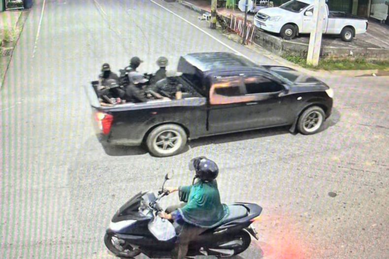 Esta imagen tomada de un video proporcionado por el Comando de Operaciones de Seguridad Interna de la Región 4 muestra un grupo de supuestos atacantes en una camioneta descubierta negra antes de disparar y lanzar bombas caseras a soldados en un control de carretera en la provincia de Narathiwat, Tailandia, el miércoles 22 de julio de 2026. (Comando de Operaciones de Seguridad Interna de la Región 4 via AP)