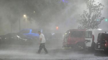 Max Watts, oriundo de Buford, Georgia, camina por un estacionamiento para revisar un tráiler estacionado fuera del hotel en el que espera el paso del huracán Milton, el miércoles 9 de octubre de 2024, en Tampa, Florida. (AP Foto/Julio Cortez)