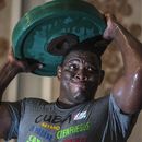 El luchador cubano Mijaín López alza pesas durante un entrenamiento en Varadero, Cuba, el miércoles 3 de abril de 2024. (AP Foto/Ramón Espinosa)