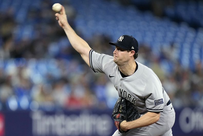 Gerrit Cole, abridor de los Yanquis de Nueva York, lanza frente a los Azulejos de Toronto en el encuentro del miércoles 27 de septiembre de 2023 (Frank Gunn/The Canadian Press via AP)