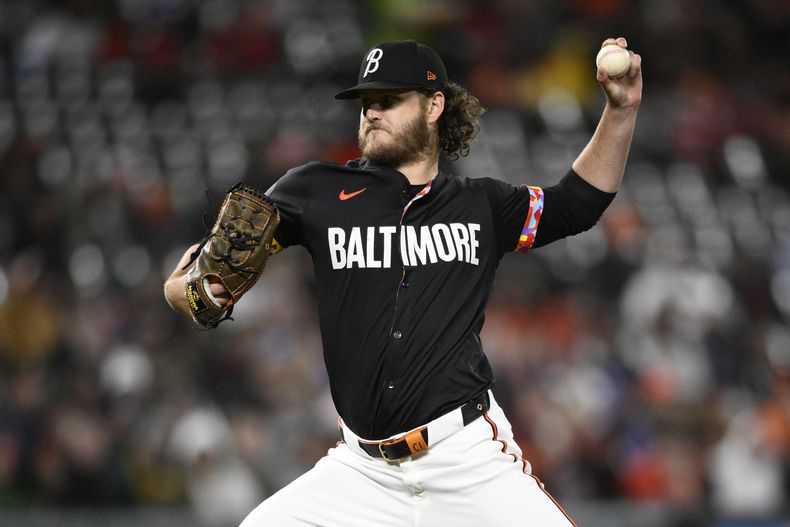 Cole Irvin, abridor de los Orioles de Baltimore, lanza durante la sexta entrada del juego de béisbol en contra de los Diamondbacks de Arizona, el viernes 10 de mayo de 2024, en Baltimore. (AP Foto/Nick Wass)