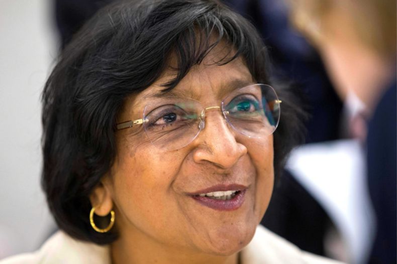 ARCHIVO - La Alta Comisionada de Naciones Unidas para los Derechos Humanos Navanethem Pillay, antes de la 23ra sesión del Consejo de Derechos Humanos, en la sede europea de la ONU., en Ginebra, el 27 de mayo de 2013. (Salvatore Di Nolfi/Keystone via AP, archivo)