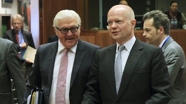 americateve | El ministro de Exteriores de Alemania Frank-Walter Steinmeier (izquierda) platica con el secretario de Exteriores brit&aacute;nico William Hague durante el Consejo de Ministros celebrado en Bruselas el 12 de mayo de 2014 en el que se analiz&oacute; la sit