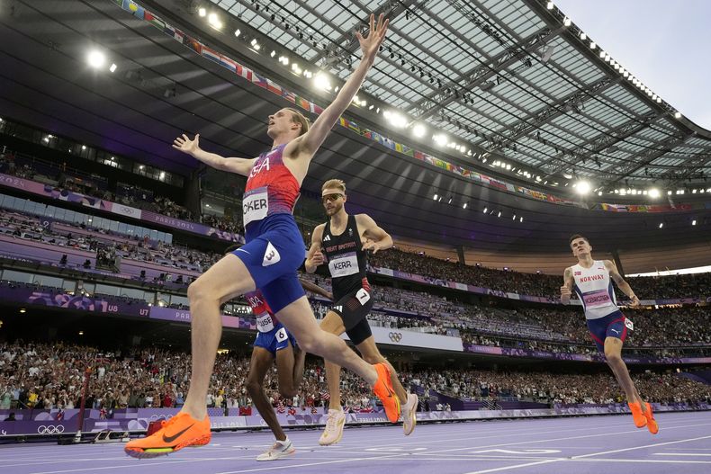 El estadounidense Cole Hocker celebra tras ganar la final de los 1.500 metros de los Juegos Olímpicos de París, el martes 6 de agosto de 2024, en Saint-Denis, Francia. (AP Foto/David J. Phillip)