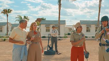 Esta imagen proporcionada por Focus Features muestra a Tom Hanks, de izquierda a derecha, Hope Davis, Tony Revolori y Liev Schreiber, a la derecha, en una escena de Asteroid City. (Focus Features vía AP)
